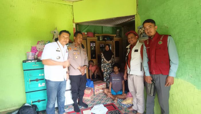 Kapolsek Banjarwangi Bersama Forkopimcam Berikan Bantuan Kepada Warga Sakit di Desa Talagasari