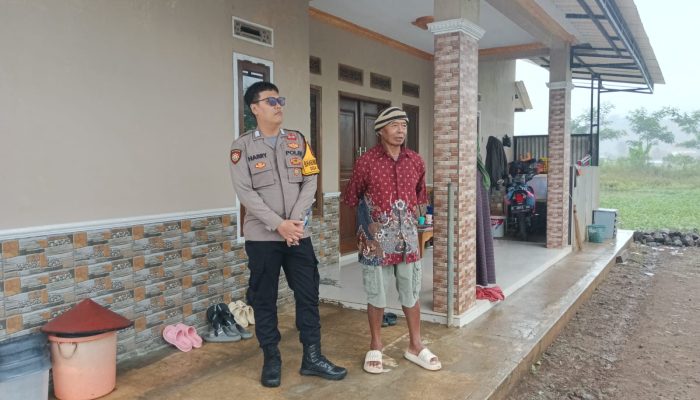 Jalin Kedekatan, Bhabinkamtibmas Polsek Cikijing Sambangi Warga Desa Sunalari