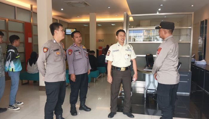 Sambangi Objek Vital Perbankan, Personil Polsek Cikijing Imbau Security Tingkatkan Kewaspadaan