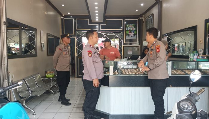 Antisipasi Tindak Kriminalitas, Patroli Polsek Cikijing Sambangi Toko Emas
