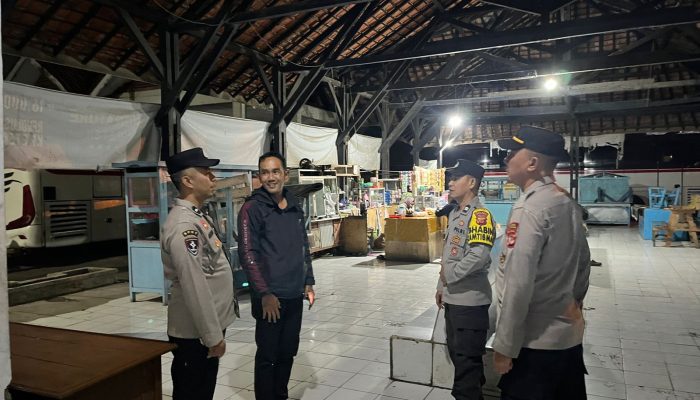 Wujudkan Kondusifitas Kamtibmas, Personil Polsek Cikijing Sambangi Warga di Area Terminal