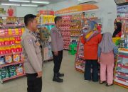 Jaga Sitkamtibmas Tetap Kondusif, Personil Polsek Cikijing Sambangi Minimarket Alfamart