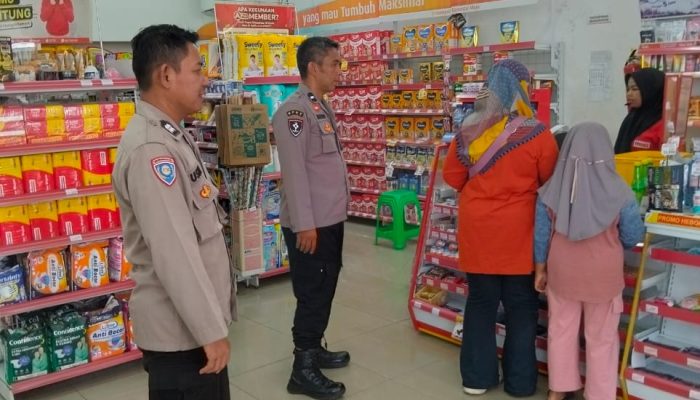 Jaga Sitkamtibmas Tetap Kondusif, Personil Polsek Cikijing Sambangi Minimarket Alfamart