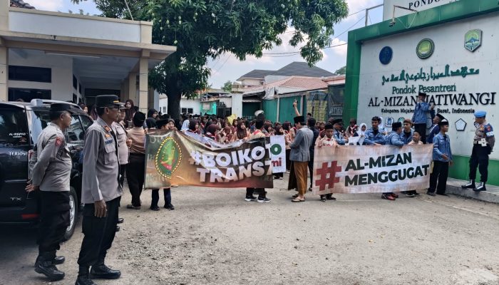 Berikan Rasa Aman Polsek Jatiwangi Lakukan Pengamanan Ratusan Santri Ponpes Almizan Kecam Tayangan Expose Trans7