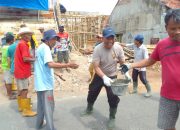 Kapolsek Bantarujeg AKP Baban Kurbandi Gotong Royong Bersama Warga dalam Pengecoran Masjid di Desa Bantarujeg