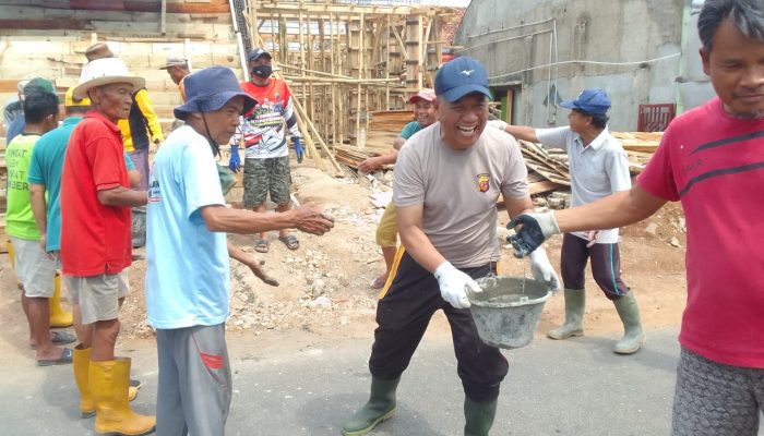 Kapolsek Bantarujeg AKP Baban Kurbandi Gotong Royong Bersama Warga dalam Pengecoran Masjid di Desa Bantarujeg