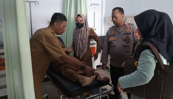 Saat Patroli Siang, Panit Samapta Polsek Jatiwangi Responsif Bantu Pengendara Korban Laka Tunggal Ke Puskesmas