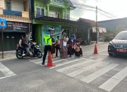 Gatur Pagi, Personil Polsek Cikijing Bantu Anak Sekolah Menyeberang Jalan