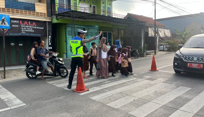 Gatur Pagi, Personil Polsek Cikijing Bantu Anak Sekolah Menyeberang Jalan