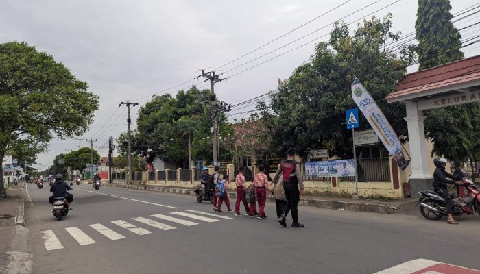 Pastikan Kelancaran Aktivitas Pagi, Samapta Majalengka Lakukan Pengaturan di Titik Rawan