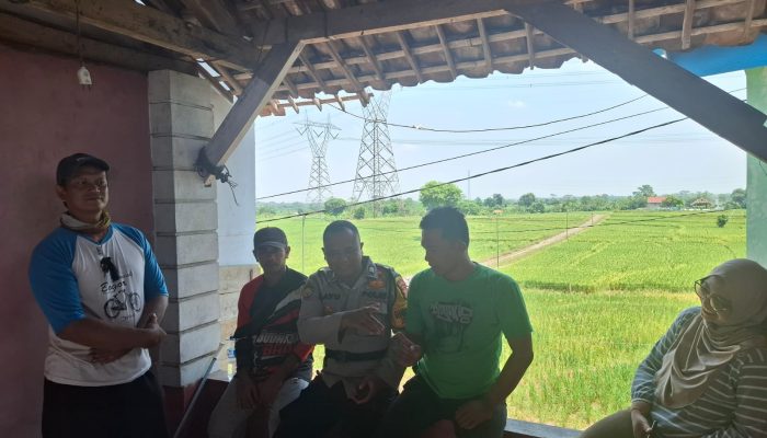 Jalin Silaturahmi dan Sinergi, Bhabinkamtibmas Brigadir Bayu Sambangi Warga Desa Cikeusik