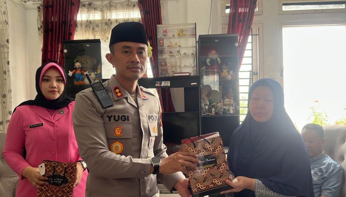 Wujud Kepedulian dan Solidaritas Anggota: Kapolres Garut Takziyah ke Rumah Duka Almarhum Aiptu Ayi
