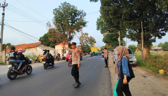 Polsek Kasokandel Gelar Pengaturan Lalu Lintas di Depan Kawasan Industri Demi Kenyamanan Pengguna Jalan