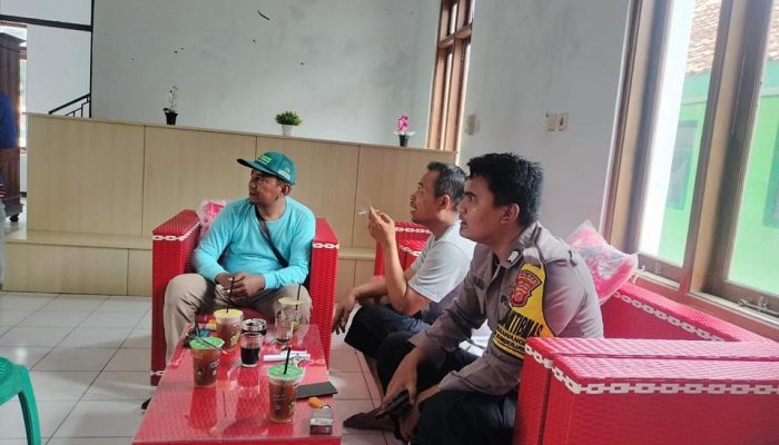 Bhabinkamtibmas Polsek Sumberjaya Sampaikan Program Koperasi Merah Putih kepada Warga di Kantor Kecamatan Sumberjaya