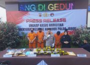 POLDA JABAR GAGALKAN PEREDARAN NARKOBA JARINGAN INTERNASIONAL DAN LOKAL, 17,6 KG SABU, 19,5 KG GANJA, DAN SENJATA API ILEGAL DISITA