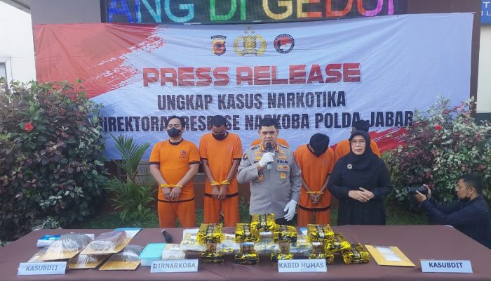 POLDA JABAR GAGALKAN PEREDARAN NARKOBA JARINGAN INTERNASIONAL DAN LOKAL, 17,6 KG SABU, 19,5 KG GANJA, DAN SENJATA API ILEGAL DISITA