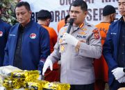 KEPOLISIAN NEGARA REPUBLIK INDONESIA DAERAH JAWA BARAT BIDANG HUBUNGAN MASYARAKAT  SIARAN PERS TENTANG  POLDA JABAR TEGASKAN KOMITMEN ASTA CITA PRESIDEN SERTA PERAN PEMUDA BEBAS NARKOBA MENUJU INDONESIA EMAS 2045  Kepolisian Daerah Jawa Barat (Polda Jabar) menegaskan komitmennya dalam mendukung Asta Cita Presiden Republik Indonesia, khususnya poin ke-7 yaitu “Memperkuat Reformasi Politik, Hukum, dan Birokrasi. Serta memperkuat pencegahan dan pemberantasan korupsi dan narkoba” sebagai bagian penting dalam mewujudkan pemerintahan yang bersih, kuat, dan berpihak pada kepentingan rakyat.   Dalam kesempatan tersebut, Kabid Humas Polda Jabar Kombes Pol. Hendra Rochmawan S.I.K.,M.H. menyoroti pentingnya peran generasi muda dalam mengawal dan mengisi agenda besar pembangunan nasional menuju Indonesia Emas 2045. Ia menegaskan bahwa semangat pemuda harus diarahkan pada hal-hal positif, bukan dirusak oleh pengaruh narkoba dan perilaku menyimpang.  “Peran generasi muda jangan dirusak oleh narkoba. Bentuknya dan juga tulisannya betul-betul murni dari sana. Dan untuk ganja ini, ini dari lokal khususnya dari daerah Aceh yang masih banyak memproduksi di sini, dan mereka lah yang mengedarkan. Jadi saya memberikan edukasi dan literasi kepada seluruh para pemuda Indonesia,” ujar Kabid Humas, Kamis (16/10/2025)  Lebih lanjut, Kabid Humas Polda Jabar menekankan bahwa cita-cita besar menuju Indonesia Emas 2045 tidak akan tercapai apabila generasi mudanya terjerumus dalam narkoba dan tindakan kriminal lainnya. “Apabila kita mempunyai semangat yang besar dalam meraih cita-cita bangsa kita menuju Indonesia Emas tahun 2045, jangan ikuti langkah-langkah dan jejak orang-orang ini. Mereka adalah pengkhianat bangsa, perusak bangsa, yang membuat kita tidak bisa mencapai generasi emas yang diharapkan. Untuk itu, kerusakan ini, kejahatan ini jangan ditiru,” tegasnya.  Kabid Humas juga mengingatkan bahwa pemberantasan narkoba bukan hanya tanggung jawab aparat penegak hukum, tetapi juga seluruh elemen masyarakat, terutama keluarga dan lembaga pendidikan, yang harus memperkuat pendidikan karakter dan pengawasan terhadap generasi muda.  Di sisi lain, Direktur Narkoba Polda Jabar Kombes Pol. Albert RD., S.Sos., S.I.K., M.Si. menambahkan bahwa kejahatan narkoba merupakan bentuk penghianatan terhadap bangsa yang sangat serius.  “Para pengkhianat biasanya adalah orang-orang yang berpikir sempit, berdalih kesulitan mencari nafkah, berdalih kesulitan mencari pekerjaan, tetapi dengan cara yang sangat jahat mereka merusak bangsa Indonesia ini. Jadi ini merupakan kejahatan luar biasa extraordinary crime yang merusak generasi dan masa depan negeri,” tegasnya.  Menurutnya, sindikat narkoba tidak berdiri sendiri, melainkan memiliki jaringan yang luas hingga ke level internasional. Oleh karena itu, Polri terus memperkuat kerja sama lintas instansi dan internasional dalam memberantas peredaran narkotika dari hulu hingga hilir.  Polda Jabar juga berkomitmen untuk terus mengedukasi masyarakat melalui kegiatan literasi hukum, penyuluhan ke sekolah-sekolah, dan kampanye sosial agar pemuda tidak mudah terpengaruh oleh bujuk rayu para pengedar yang bersembunyi di balik alasan ekonomi.  “Bangsa ini butuh generasi kuat, sehat, dan berintegritas. Mari bersama kita dukung cita-cita besar pemerintah untuk memperkuat hukum dan birokrasi, serta melindungi anak bangsa dari bahaya narkoba, demi Indonesia Emas 2045,” tutup Kombes Pol. Hendra Rochmawan.  Bandung, 16 Oktober 2025  Dikeluarkan Oleh Bidhumas Polda Jabar