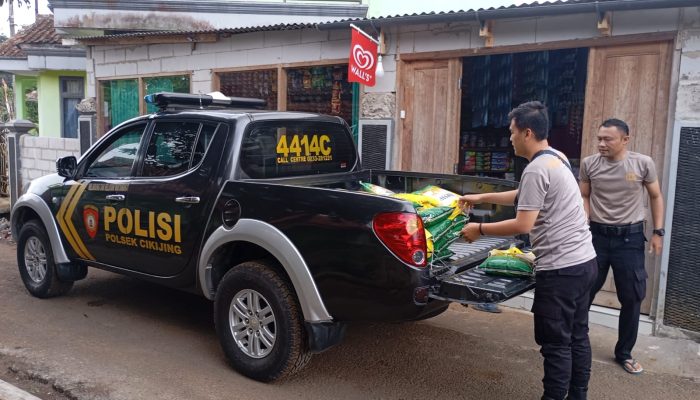 Jaga Stabilitas Harga Pangan, Bhabinkamtibmas Polsek Cikijing Salurkan Beras SPHP kepada Warga