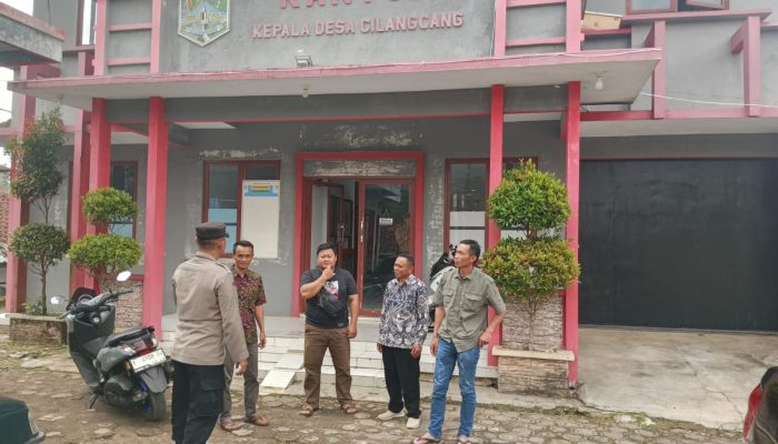 Panit Samapta II Polsek Cikijing Kunjungi Kantor Desa Cilangcang, Beri Imbauan Kamtibmas Kepada Perangkat Desa