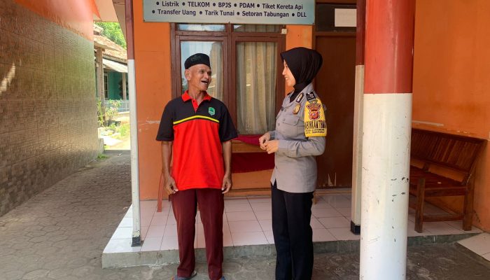 Bhabinkamtibmas Brigadir Inten Sambangi Warga di Bumdes Desa Cikoneng