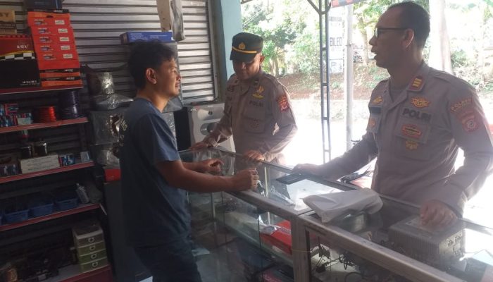 Sambangi Toko Audio Elektronik, Kapolsek Cikijing Sampaikan Pesan Kamtibmas