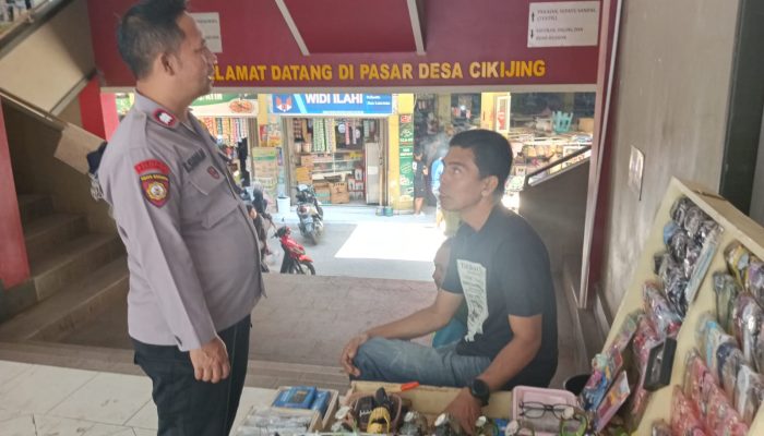 Ciptakan Sitkamtibmas Kondusif, Patroli Polsek Cikijing Sambangi Pedagang Pasar