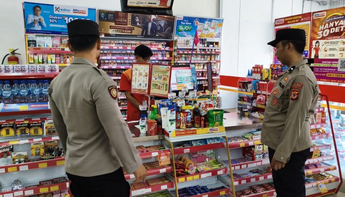 Dialogis Dengan Karyawan Alfamart, Personil Polsek Cikijing Sampaikan Pesan Kamtibmas