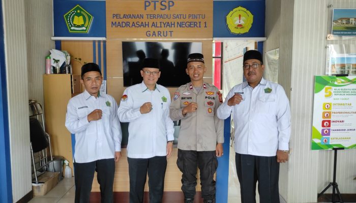 Kanit Bintibmas Polres Garut Jadi Pembina Upacara di MAN 1 Garut, Ajak Pelajar Tertib Hukum dan Tolak Aksi Anarkis