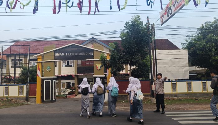 Anggota Sat Binmas Polsek Leuwimunding Laksanakan Gatur Pagi di Depan SMA Negeri 1 Leuwimunding