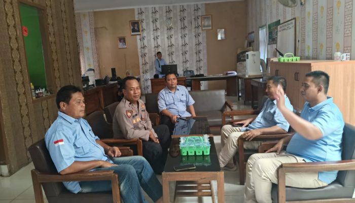 Silaturahmi dan Tatap Muka Bersama Perangkat Desa Burujul Wetan, Panit Samapta Polsek Jatiwangi Berikan Himbauan Pesan Kamtibmas