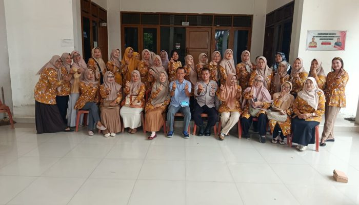 Bhabinkamtibmas Polsek Jatiwangi AIPDA Nanang Duduk Bersama Warga Berikan Himbauan Pesan Kamtibmas