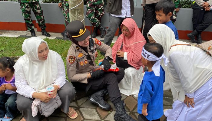 Pengamanan Aksi Hari Santri 2025 di Garut, Polwan Intan Tampilkan Sisi Humanis Polri