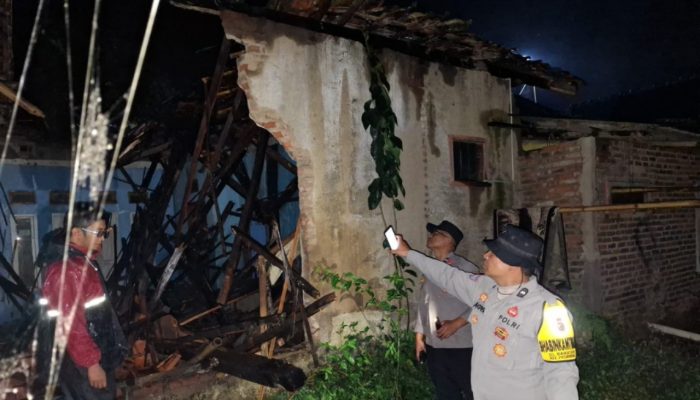 Hujan Deras Sebabkan Rumah Roboh di Pasirwangi, Polsek Sigap Lakukan Pengecekan dan Himbauan Waspada Bencana