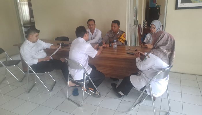 Bhabinkamtibmas Kelurahan Babakan Jawa Sambangi Kantor Kelurahan, Sampaikan Pesan Kamtibmas