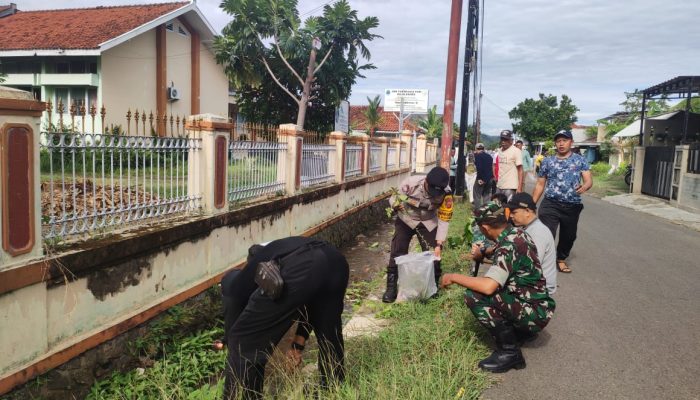 Bhabinkamtibmas Kelurahan Babakan Jawa Brigadir Nuryanto Ikuti GEBER JUM’AT, Wujudkan Lingkungan Bersih dan Penuh Keberkahan