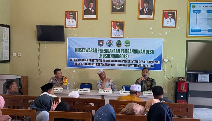 Bhabinkamtibmas Polsek Cikijing Hadiri Musrenbang Tahun Anggaran 2026 di Desa Sukamukti
