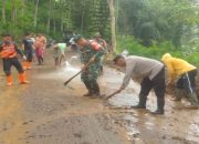 Babinsa Koramil 0808/13 Doko Bersama Warga Gotong Royong Bersihkan Material Longsor di Desa Resapombo