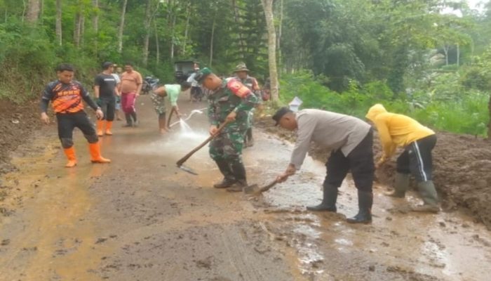 Babinsa Koramil 0808/13 Doko Bersama Warga Gotong Royong Bersihkan Material Longsor di Desa Resapombo