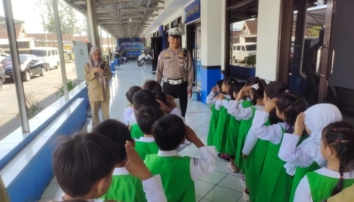 Satlantas Polres Garut Gelar “Polisi Sahabat Anak” Bersama TK Muslimat NU: Tanamkan Tertib Lalu Lintas Sejak Usia Dini