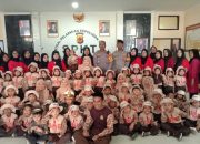 Polsek Sukawening Terima Kunjungan Edukatif dari TK Al Mubarokah: Tanamkan Cinta dan Kepercayaan Anak pada Polisi Sejak Dini