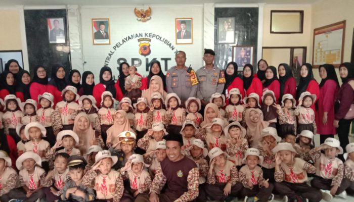 Polsek Sukawening Terima Kunjungan Edukatif dari TK Al Mubarokah: Tanamkan Cinta dan Kepercayaan Anak pada Polisi Sejak Dini