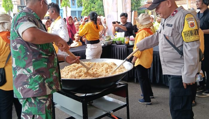 Meriahkan HUT JAF, Bhabinkamtibmas Polsek Jatiwangi dan Babinsa Masak Dan Makan Bersama Dengan Warga Binaan