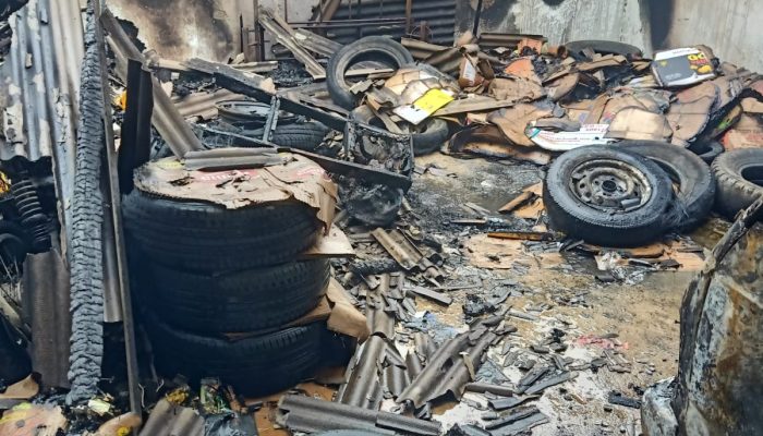 Respon Cepat Polsek Bayongbong Amankan TKP Kebakaran, Kerugian Mencapai Puluhan Juta