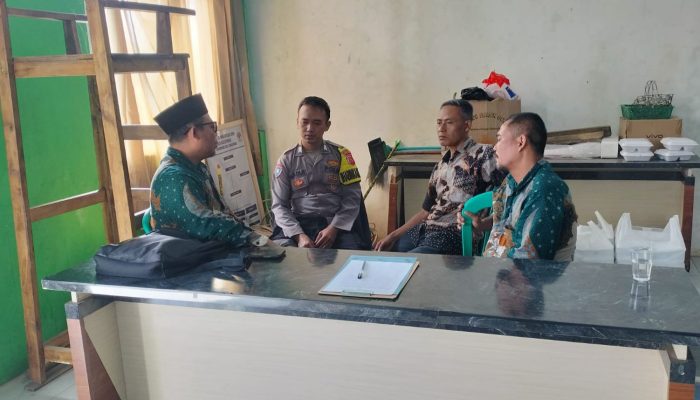 Bhabinkamtibmas Polsek Lemahsugih Ajak Warga Desa Kalapadua Jaga Kamtibmas Lewat Silaturahmi dan Himbauan Langsung