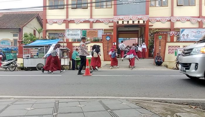 Awali Pagi, Ps. Panit Samapta l Polsek Cikijing Laksanakan Pengaturan Lalin