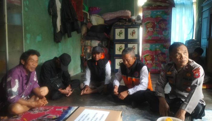 Polsek Cisompet Salurkan Bantuan kepada Keluarga Korban Tersengat Listrik di Desa Cikondang
