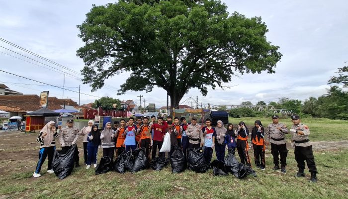 Polsek Bumiayu Polres Brebes Bersama Pelajar SMK Dan Mahasiswa Bersih Bersih Ruang Terbuka Hijau