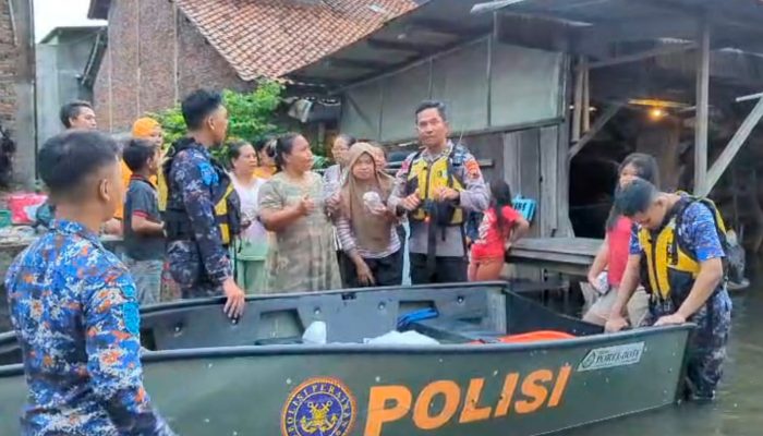 Tim SAR Ditpolairud Polda Jateng Bagikan 100 Paket Makanan untuk Warga Terdampak Banjir