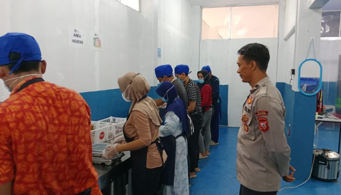 Kapolsek Leuwimunding Tinjau Sentral Pelayanan Pemenuhan Gizi (SPPG), Pastikan Program MBG Berjalan Lancar