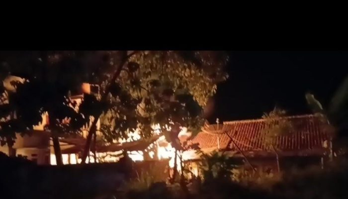 Polsek Malangbong Tangani Kebakaran Rumah Warga Diduga Akibat Arus Pendek Listrik